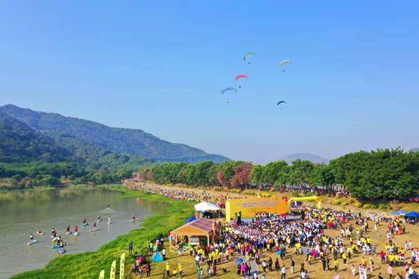 圖片包含 天空, 戶外, 風(fēng)箏, 人物 描述已自動(dòng)生成