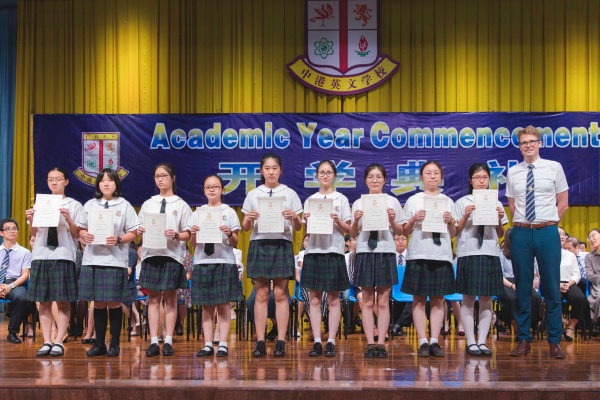 Mr.David為獲獎(jiǎng)學(xué)生頒獎(jiǎng)