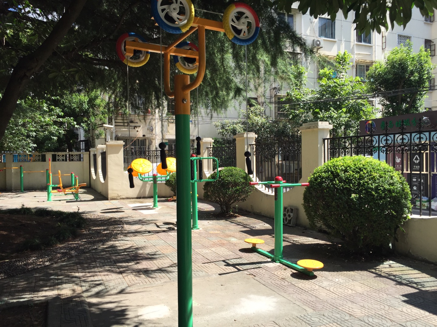 河南居委虹梅路2669弄小區(qū)健身點(diǎn)