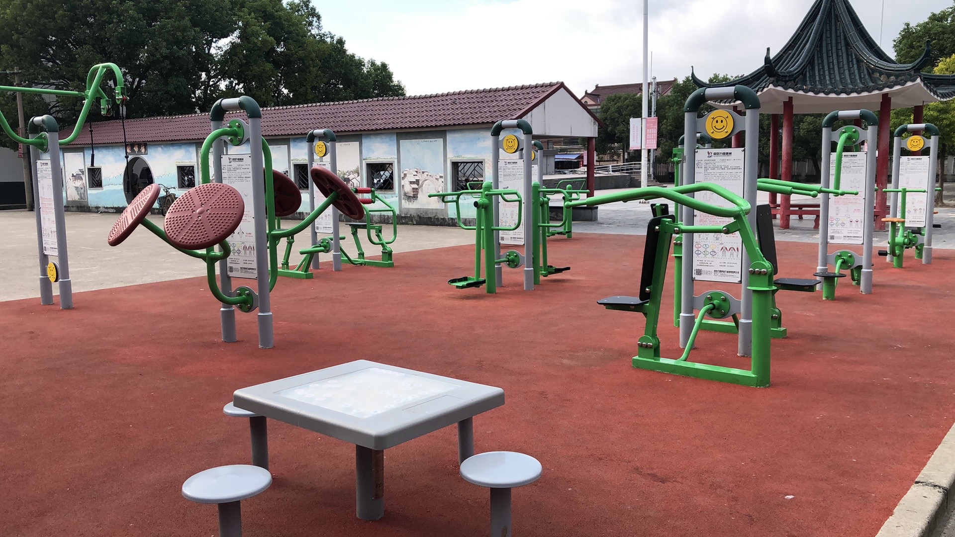 青村鎮(zhèn)光明社區(qū)廣場健身點