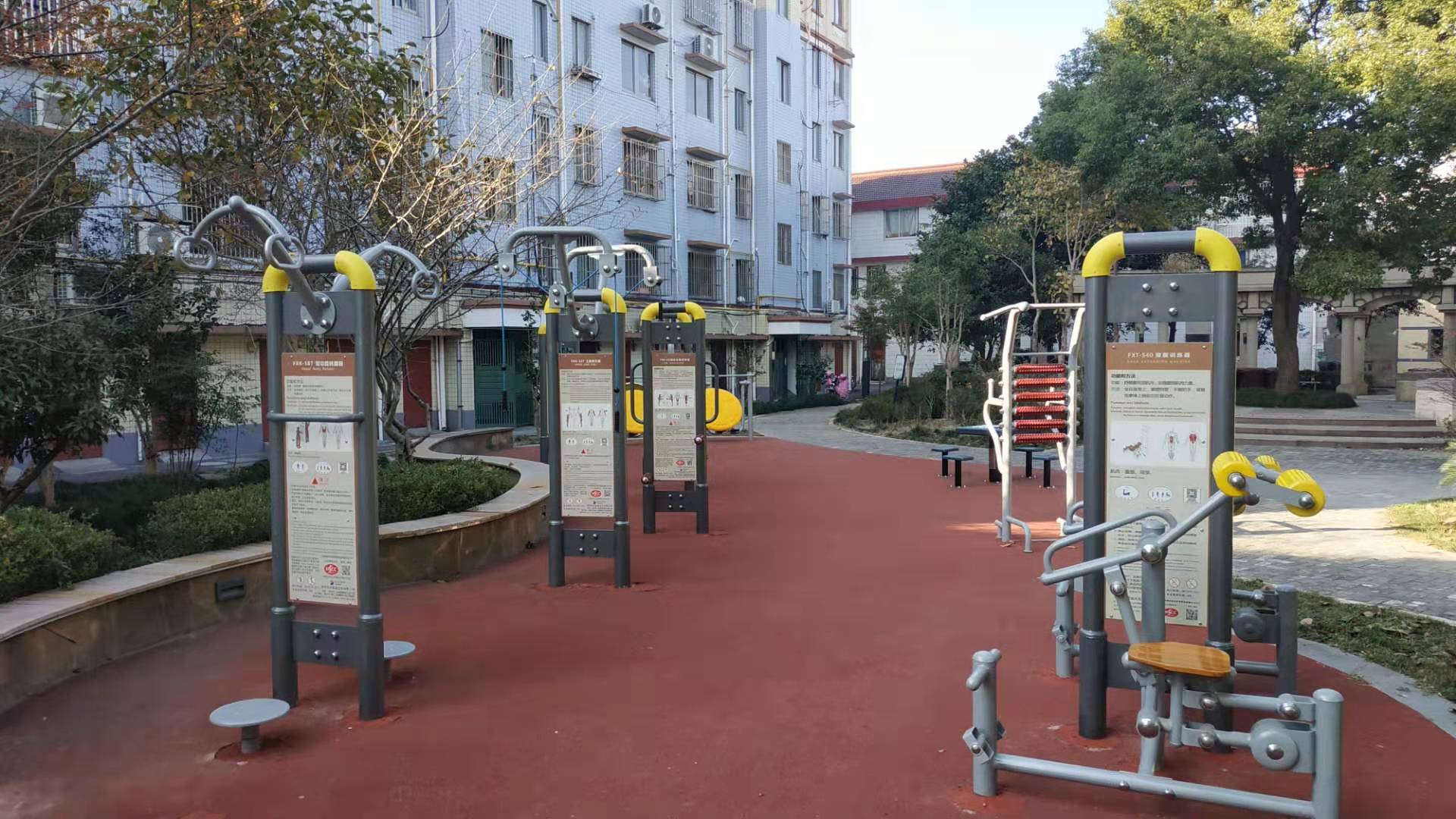 四團鎮(zhèn)天鵬居委白玉蘭廣場市民益智健身苑點