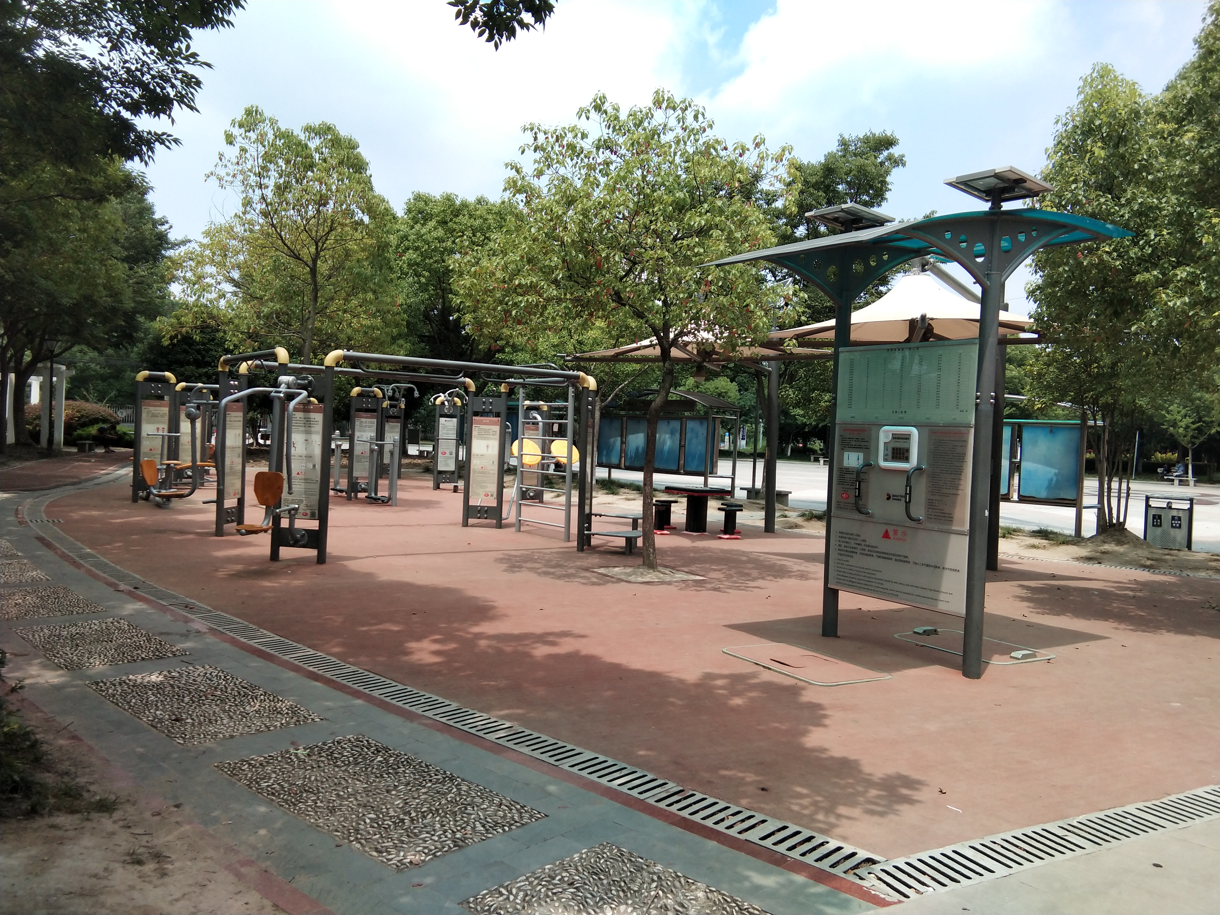 四團(tuán)文化廣場市民益智健身苑點