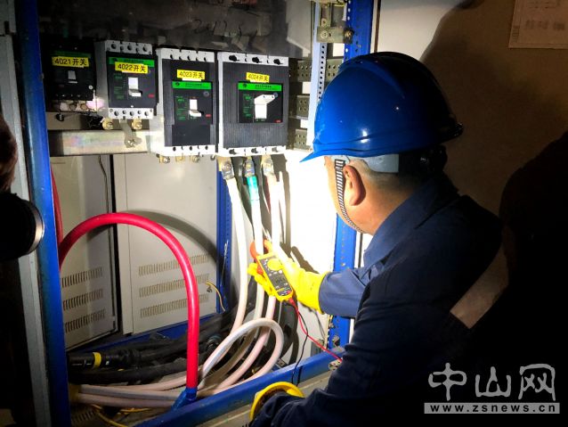 中山南朗供電分局運(yùn)維人員夜巡檢查設(shè)備。吳琪琪 攝.jpg