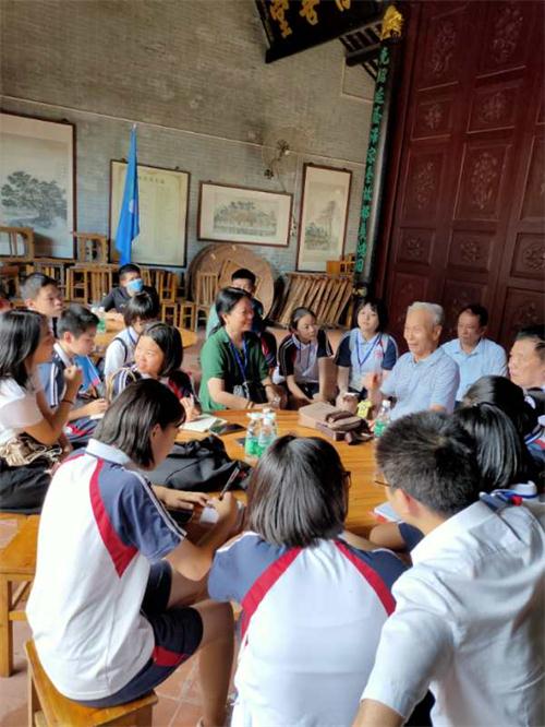 南莊中學(xué)余燕瓊校長(zhǎng)帶領(lǐng)嚶鳴文學(xué)社學(xué)生參觀招氏五世祠，聽(tīng)溶洲資深長(zhǎng)者招斌、招景流講述溶洲故事。.jpg