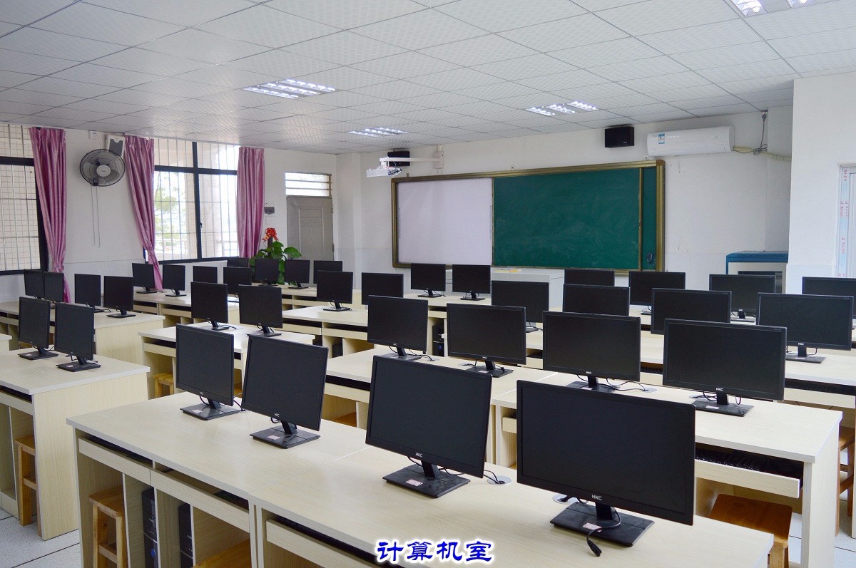 10.計算機(jī)室.jpg