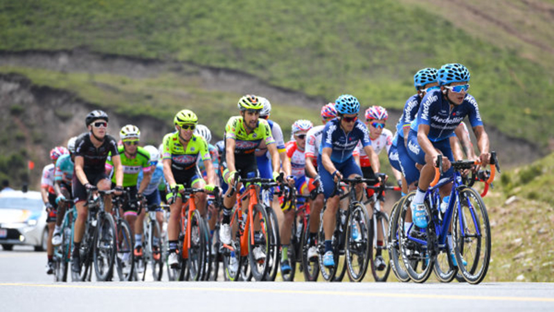 環(huán)青海湖國(guó)際公路自行車賽第三賽段開賽