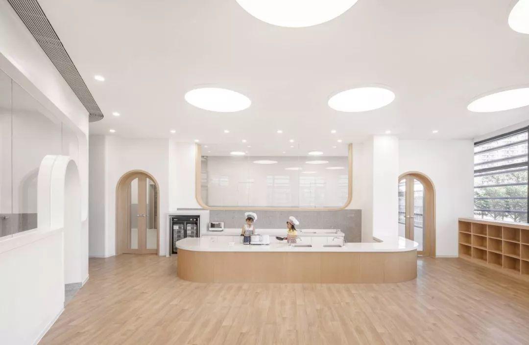 極簡(jiǎn)設(shè)計(jì)的幼兒園成為孩子釋放天性的樂園 極簡(jiǎn)設(shè)計(jì)的幼兒園成為孩子釋放天性的樂園