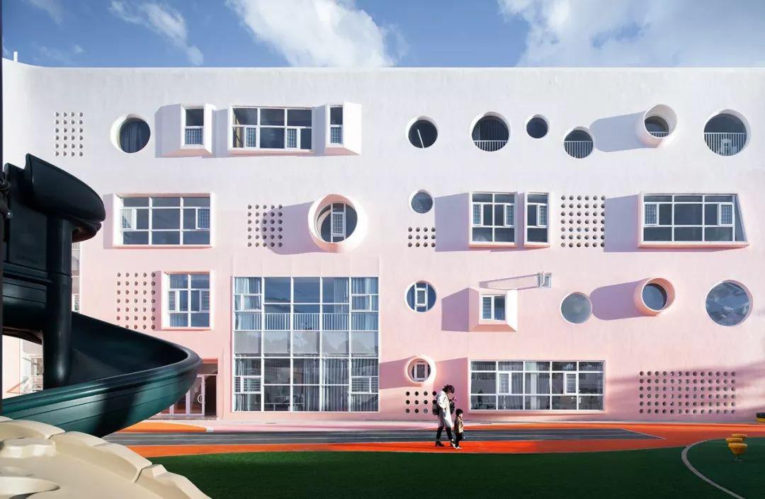 極簡(jiǎn)設(shè)計(jì)的幼兒園成為孩子釋放天性的樂園 極簡(jiǎn)設(shè)計(jì)的幼兒園成為孩子釋放天性的樂園