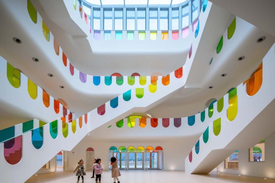 極簡(jiǎn)設(shè)計(jì)的幼兒園成為孩子釋放天性的樂園 極簡(jiǎn)設(shè)計(jì)的幼兒園成為孩子釋放天性的樂園