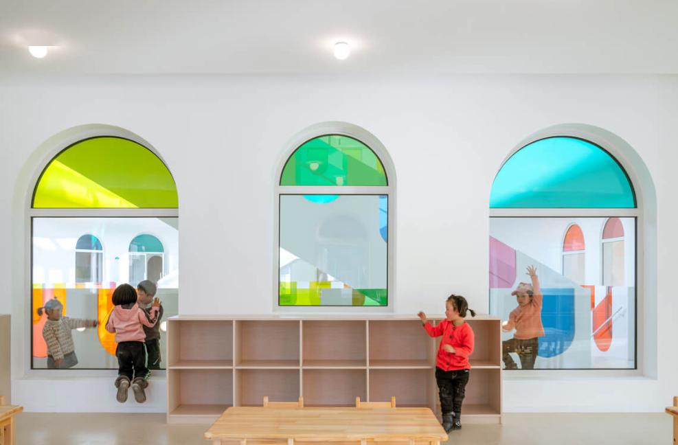 極簡(jiǎn)設(shè)計(jì)的幼兒園成為孩子釋放天性的樂園 極簡(jiǎn)設(shè)計(jì)的幼兒園成為孩子釋放天性的樂園